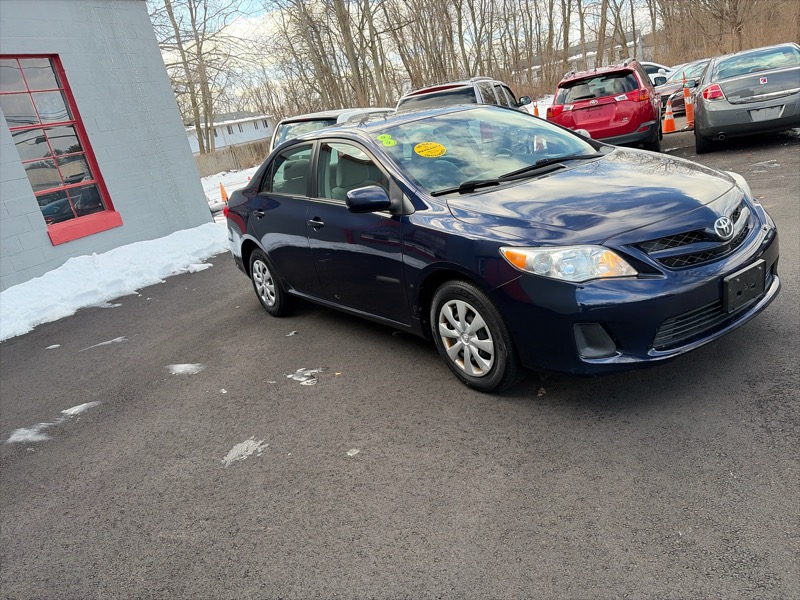 Toyota Corolla LE 4-Speed AT 2011