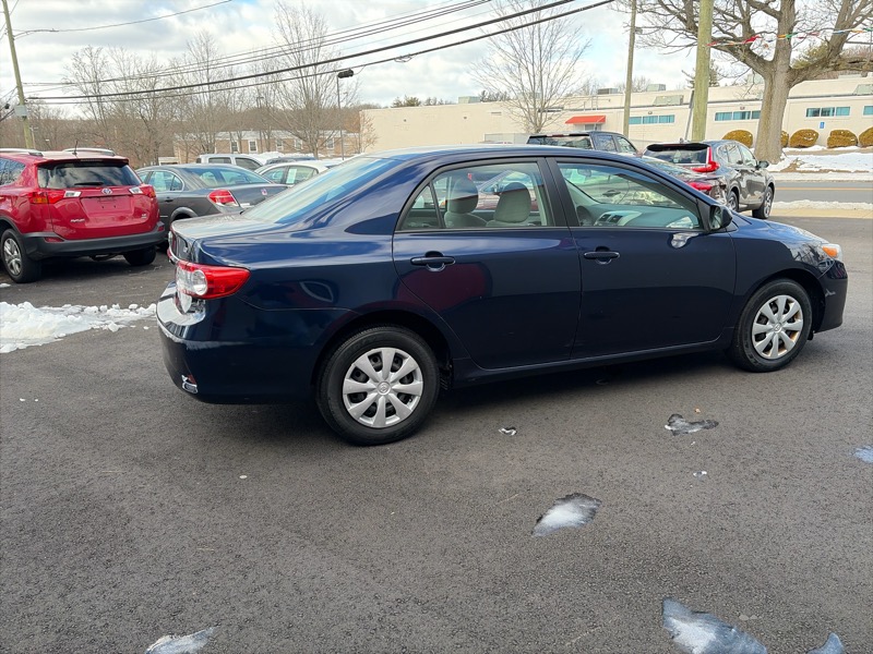 Toyota Corolla LE 4-Speed AT 2011