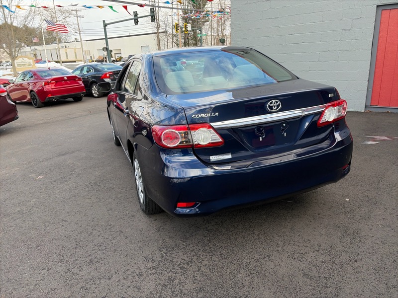 Toyota Corolla LE 4-Speed AT 2011