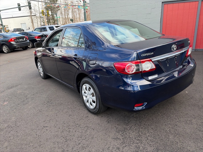 Toyota Corolla LE 4-Speed AT 2011