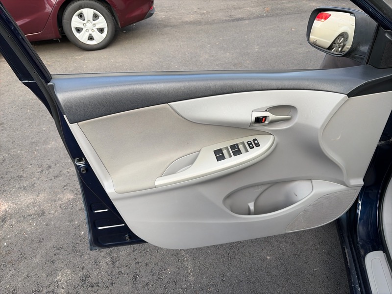 Toyota Corolla LE 4-Speed AT 2011