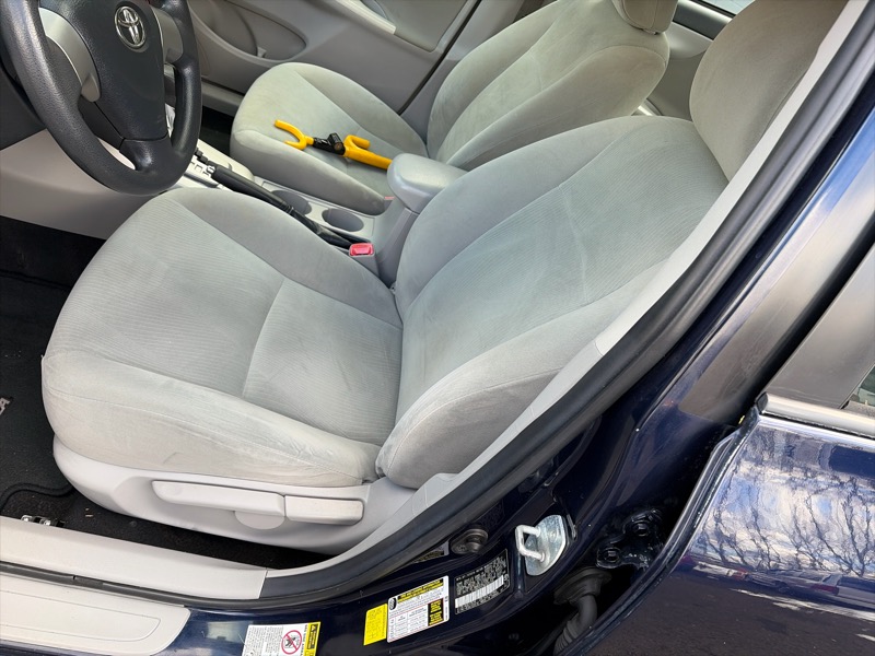 Toyota Corolla LE 4-Speed AT 2011