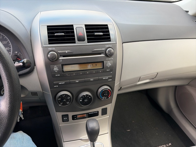 Toyota Corolla LE 4-Speed AT 2011