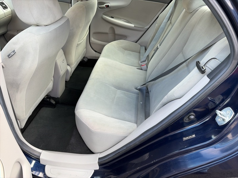 Toyota Corolla LE 4-Speed AT 2011