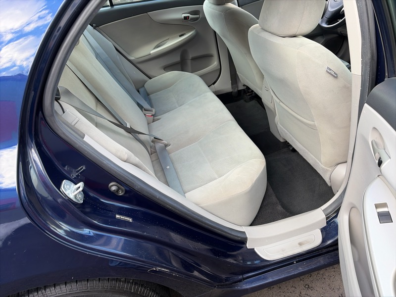 Toyota Corolla LE 4-Speed AT 2011