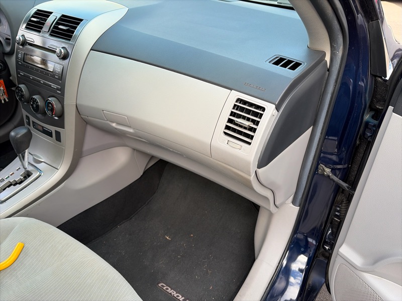 Toyota Corolla LE 4-Speed AT 2011