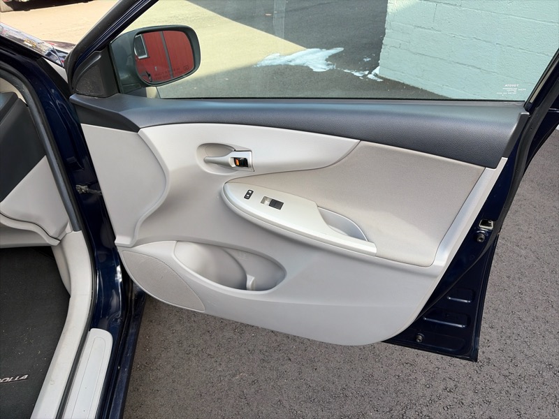 Toyota Corolla LE 4-Speed AT 2011