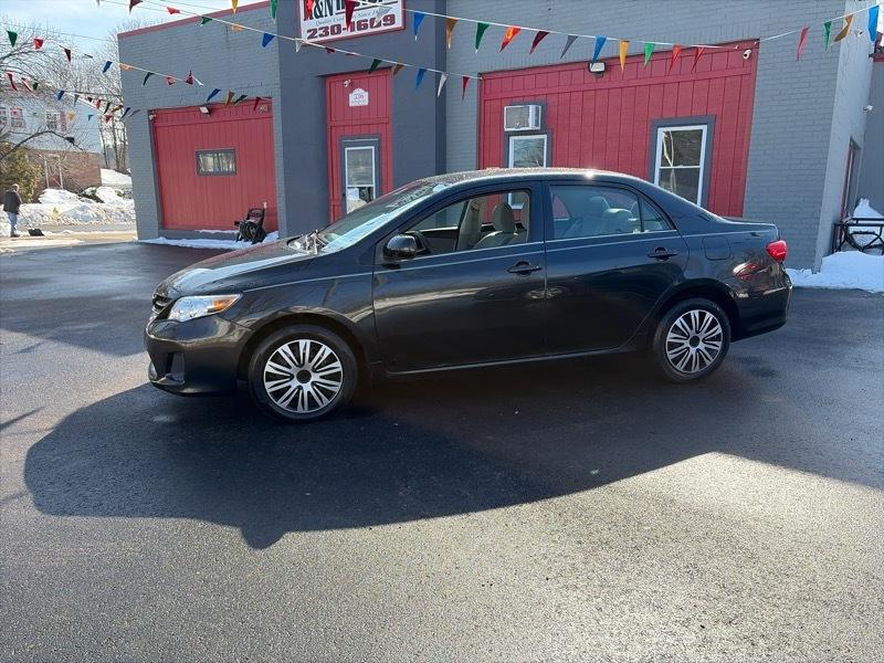 Toyota Corolla LE 4-Speed AT 2013