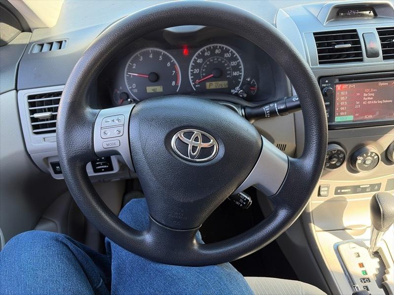 Toyota Corolla LE 4-Speed AT 2013