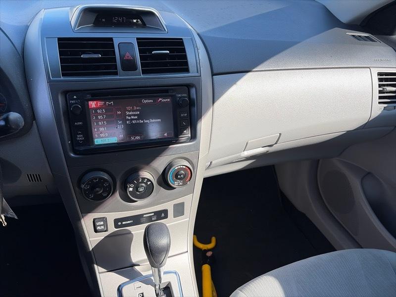 Toyota Corolla LE 4-Speed AT 2013