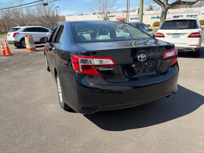 Toyota Camry 4dr Sdn I4 Auto LE (Natl) 2013