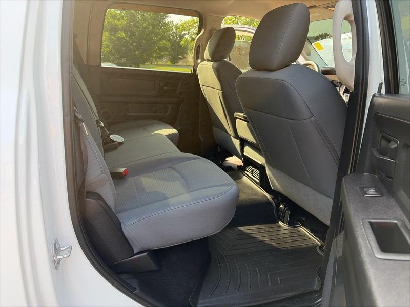 RAM 1500 4WD Crew Cab 140.5" Express 2016