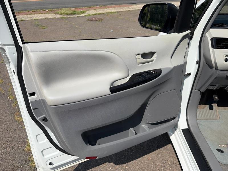 Toyota Sienna LE FWD 8-Passenger V6 2013