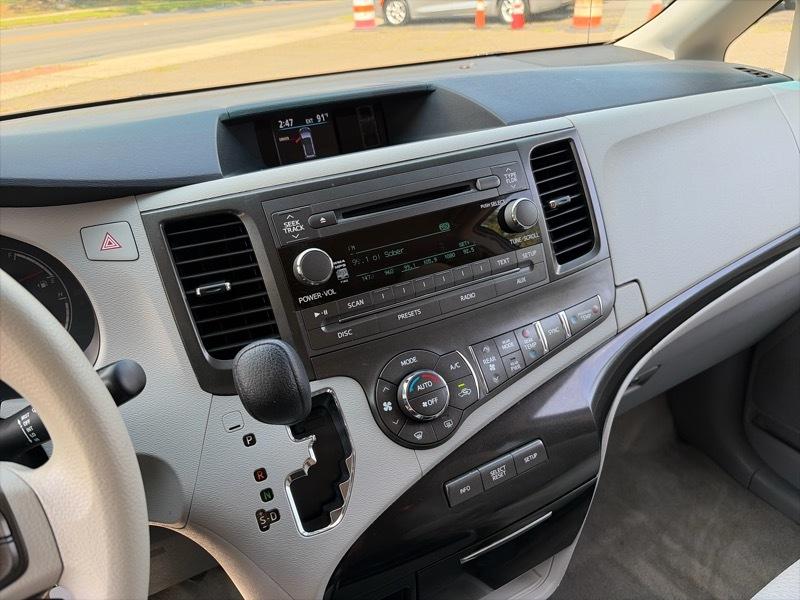 Toyota Sienna LE FWD 8-Passenger V6 2013