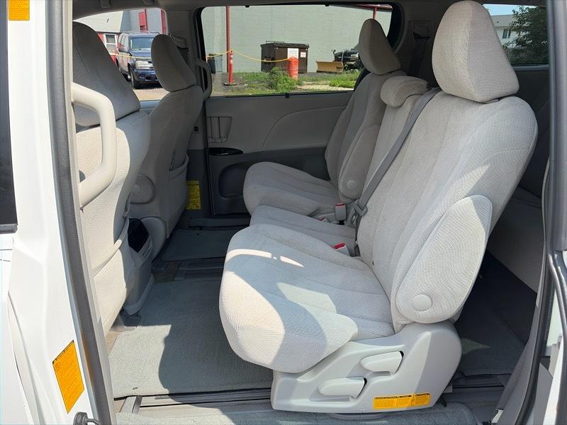 Toyota Sienna LE FWD 8-Passenger V6 2013