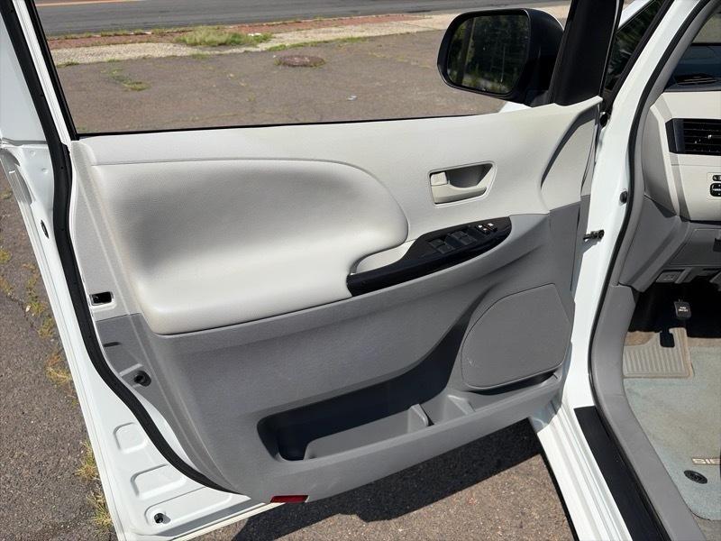 Toyota Sienna LE FWD 8-Passenger V6 2013