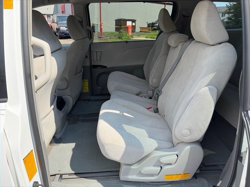 Toyota Sienna LE FWD 8-Passenger V6 2013