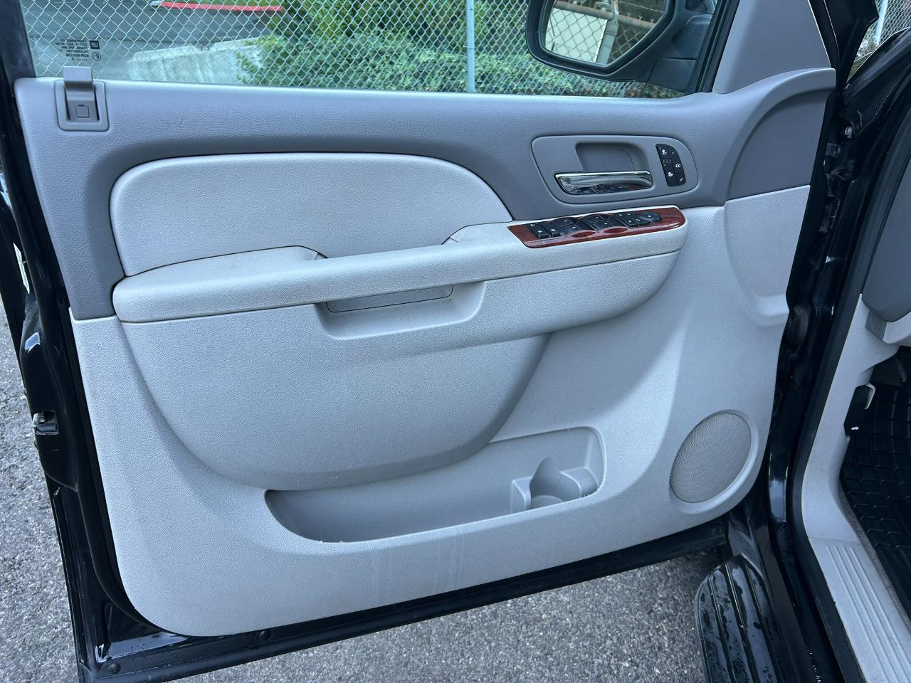Chevrolet Suburban LT 1500 4WD 2012