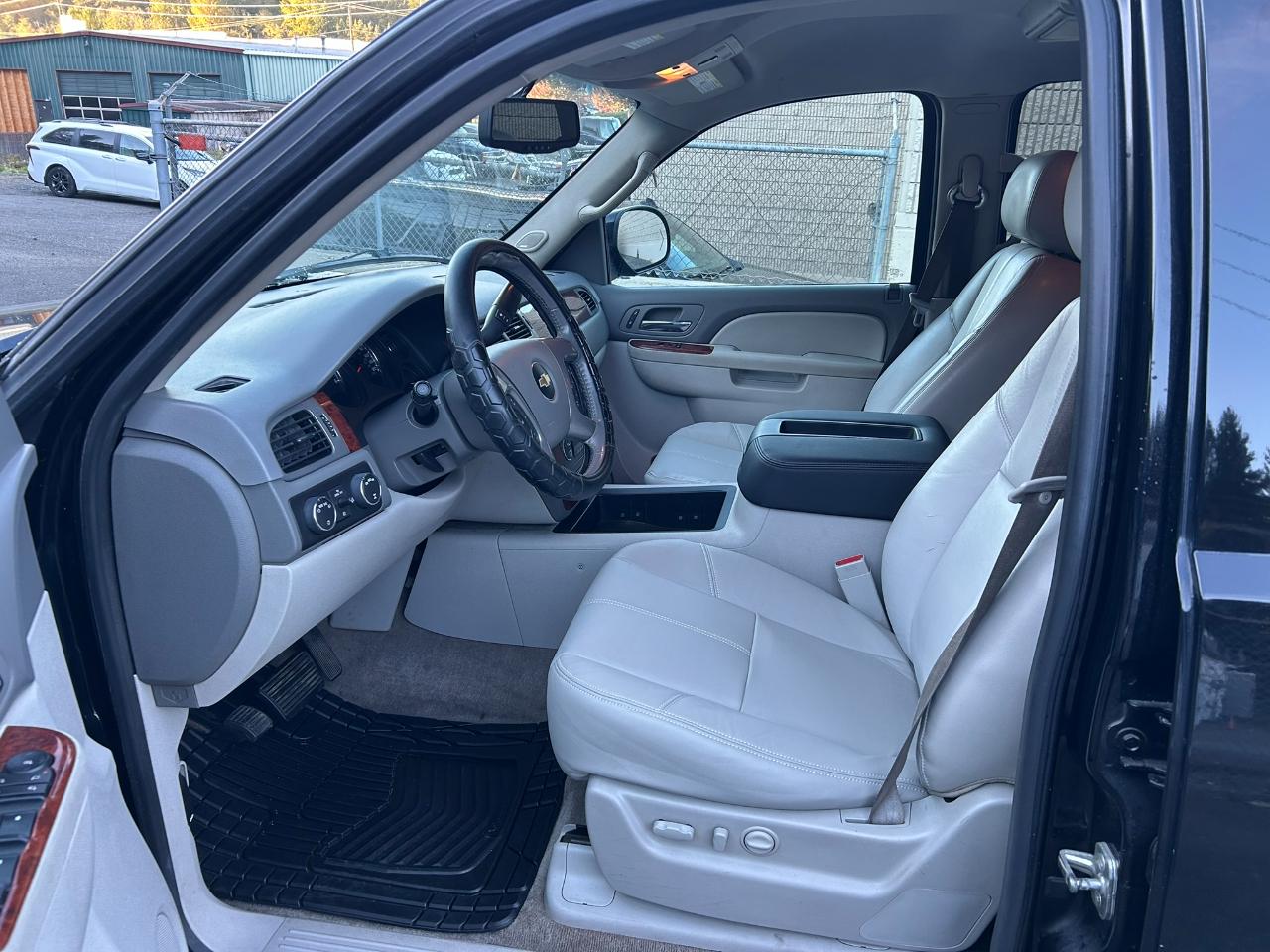 Chevrolet Suburban LT 1500 4WD 2012