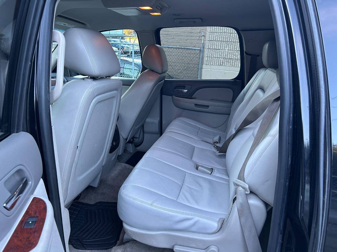 Chevrolet Suburban LT 1500 4WD 2012