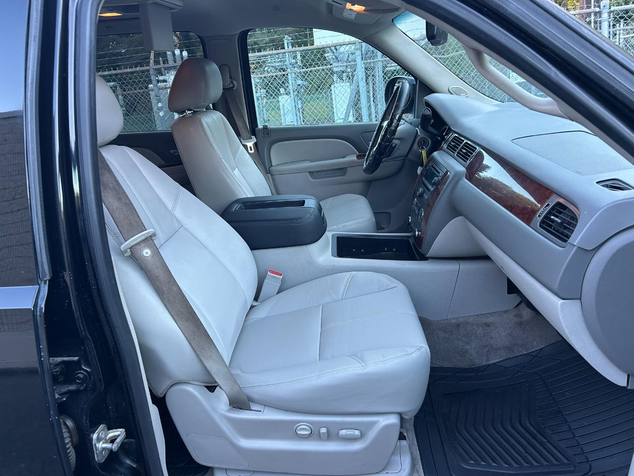 Chevrolet Suburban LT 1500 4WD 2012