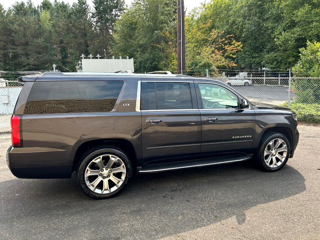2016 Chevrolet Suburban LTZ photo 4