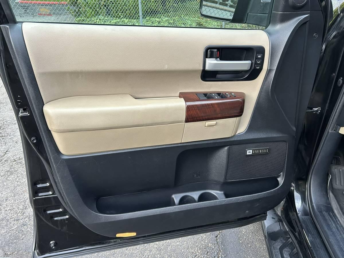 Toyota Sequoia Platinum 4WD FFV 2012