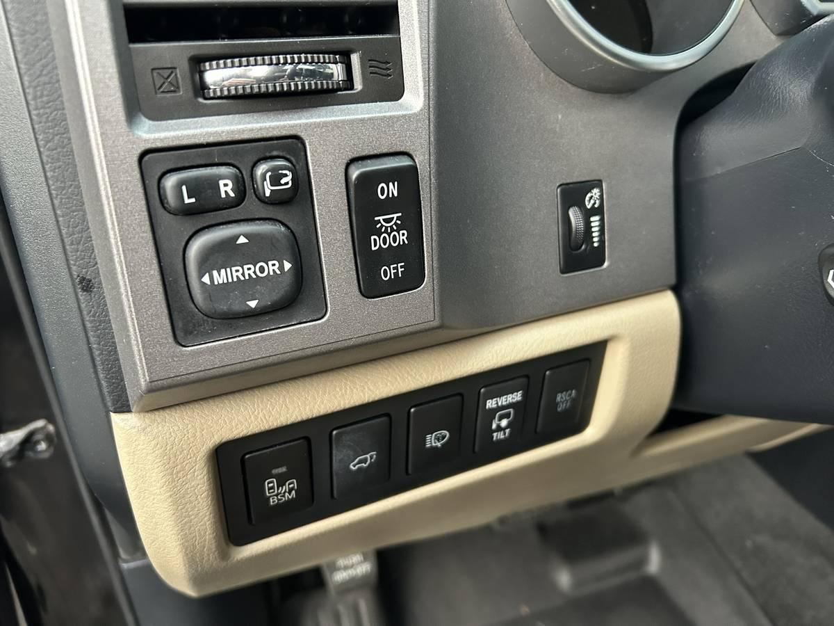 Toyota Sequoia Platinum 4WD FFV 2012