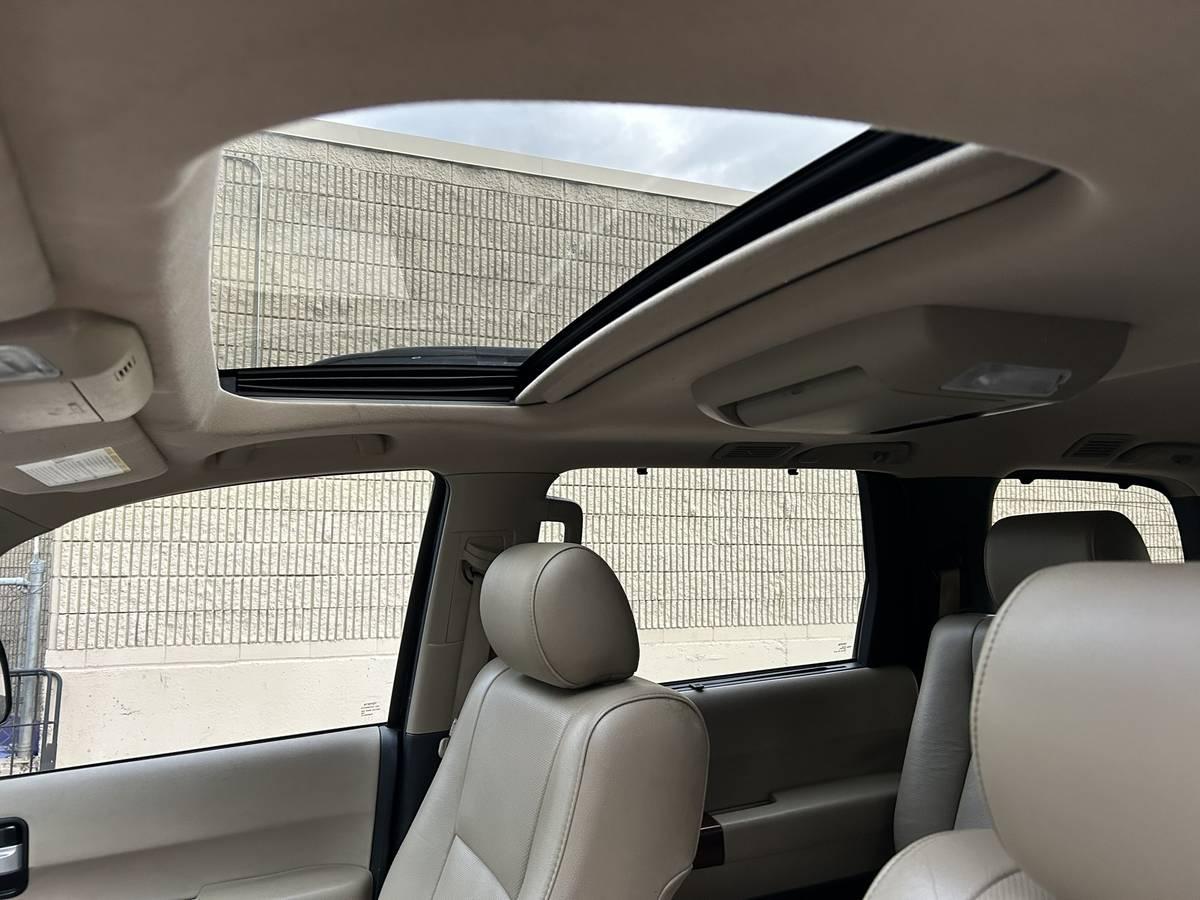 Toyota Sequoia Platinum 4WD FFV 2012