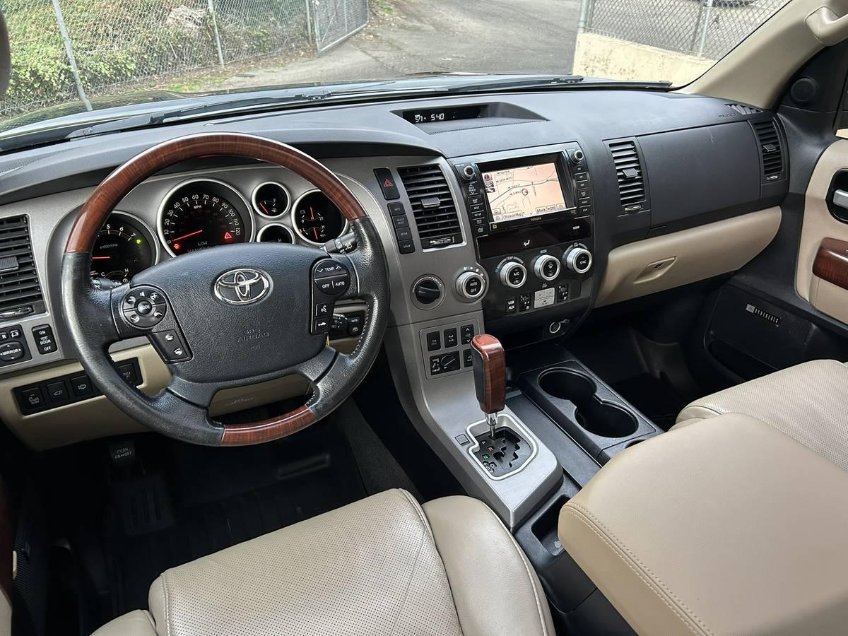 Toyota Sequoia Platinum 4WD FFV 2012