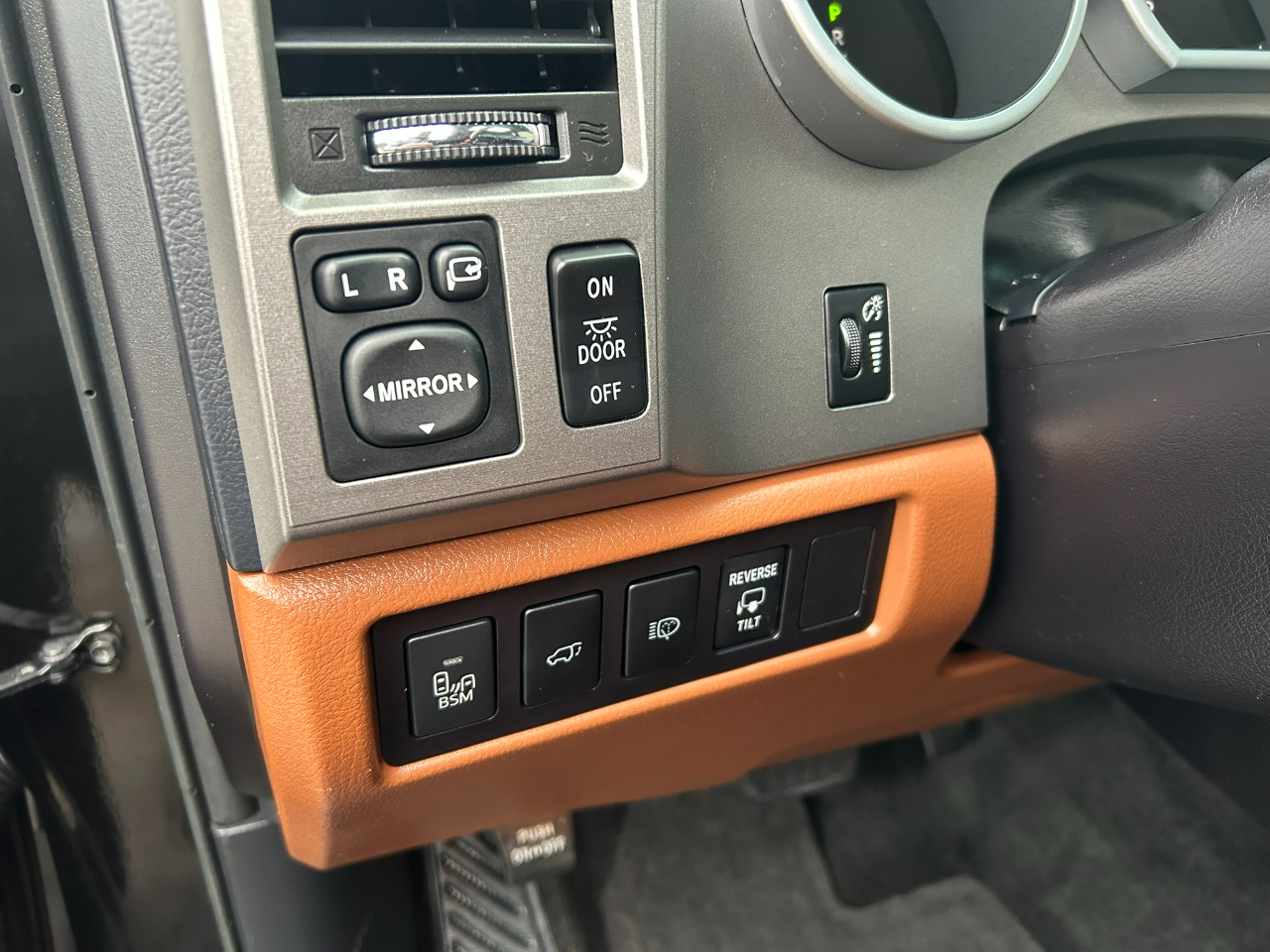 Toyota Sequoia Plantium 4WD FFV 2016