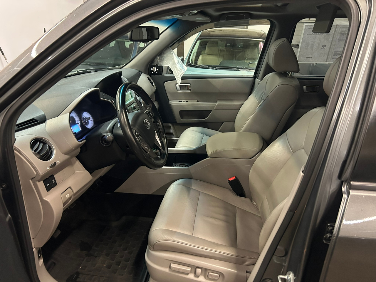 Honda Pilot Touring 4WD 5-Spd AT with DVD 2011