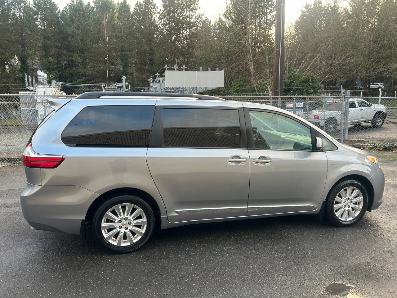 Toyota Sienna XLE 7-Passenger AWD 2017