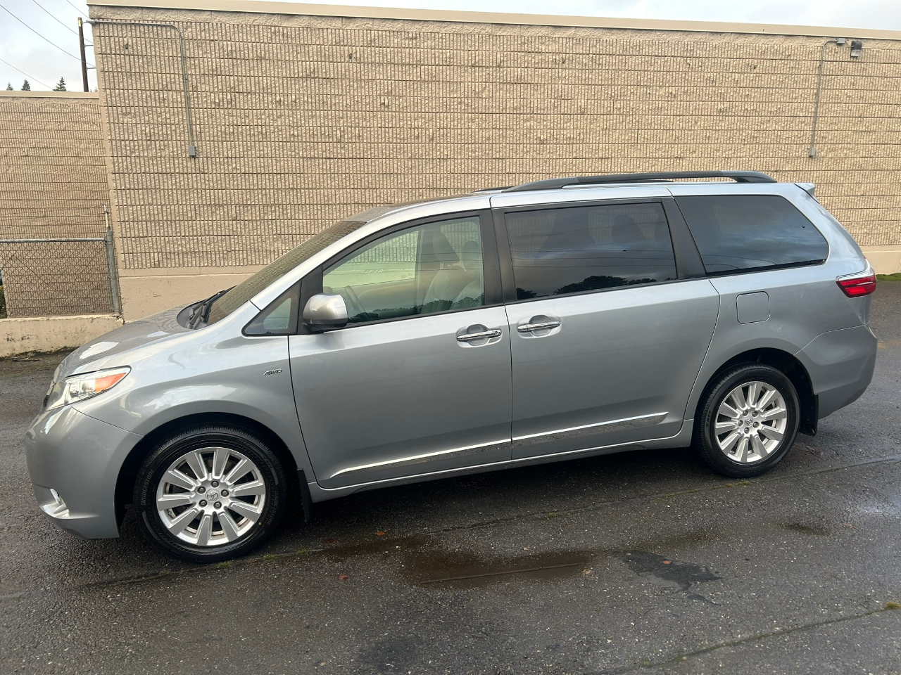 Toyota Sienna XLE 7-Passenger AWD 2017
