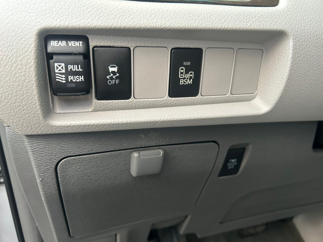 Toyota Sienna XLE 7-Passenger AWD 2017