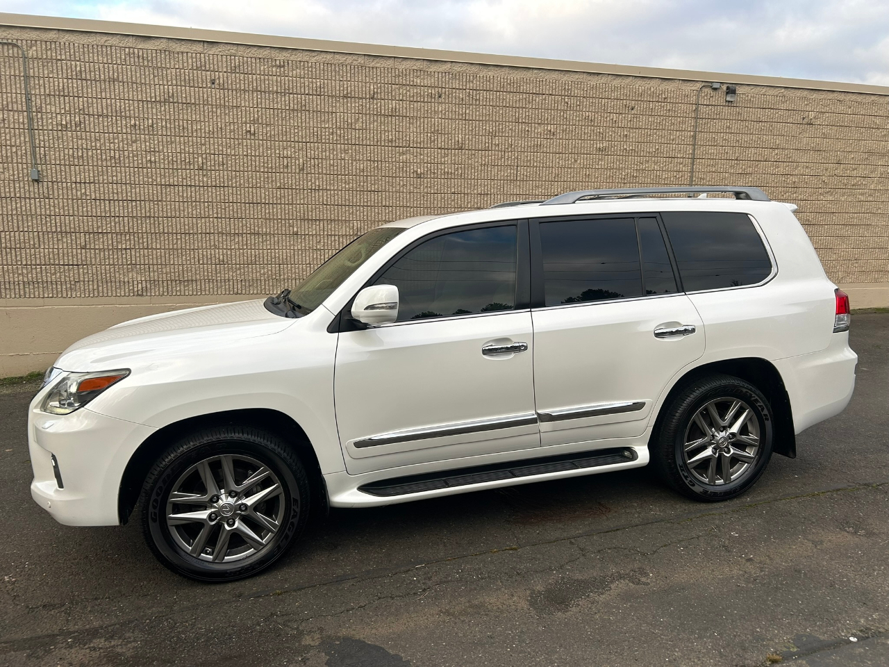 Lexus LX 570 Sport Utility 2013