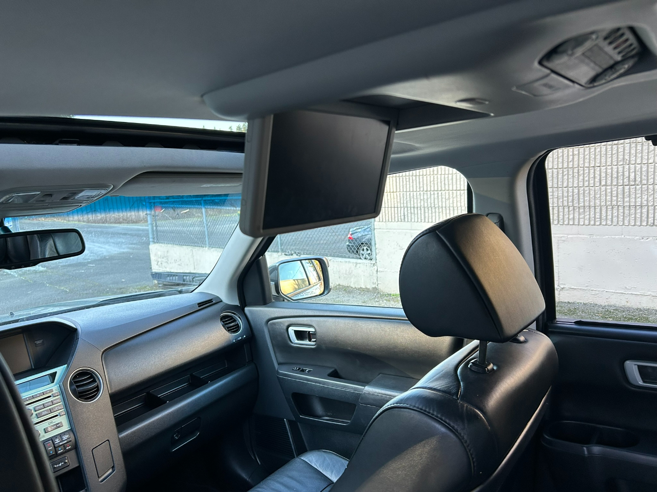 Honda Pilot Touring 4WD 5-Spd AT with DVD 2011