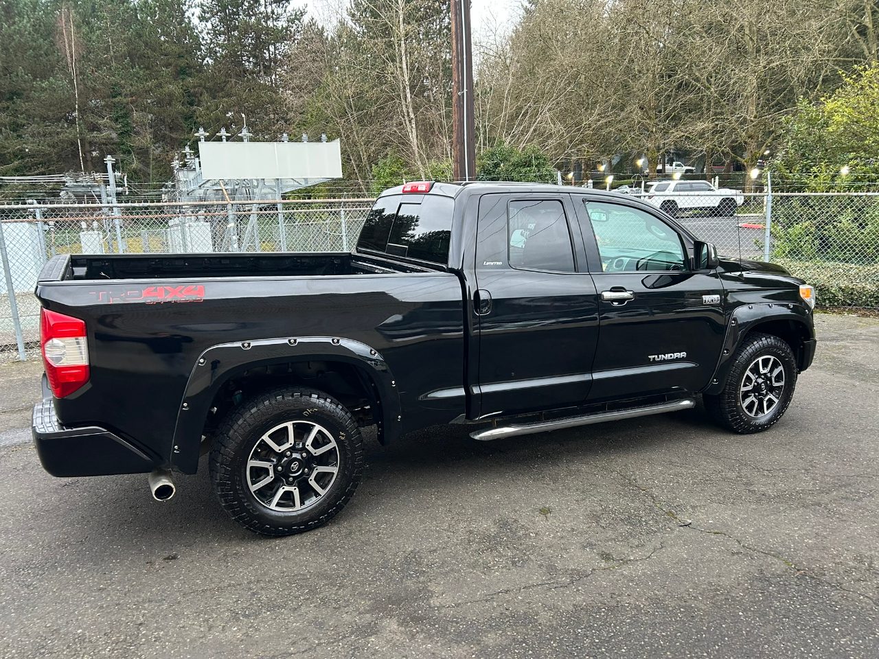 Toyota Tundra Limited 5.7L Double Cab 4WD 2017