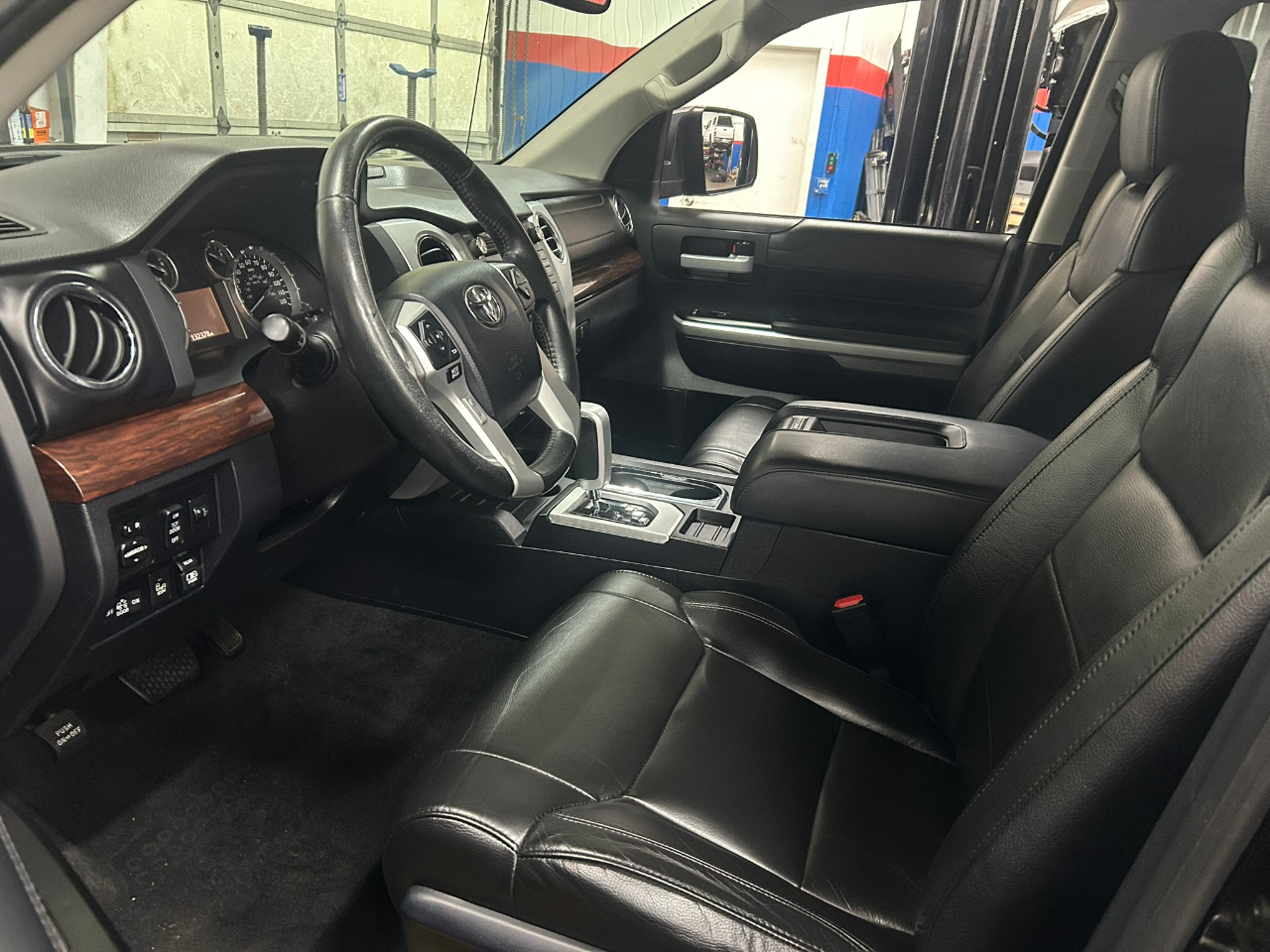 Toyota Tundra Limited 5.7L Double Cab 4WD 2017