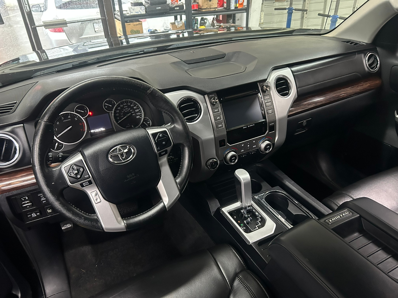 Toyota Tundra Limited 5.7L Double Cab 4WD 2017