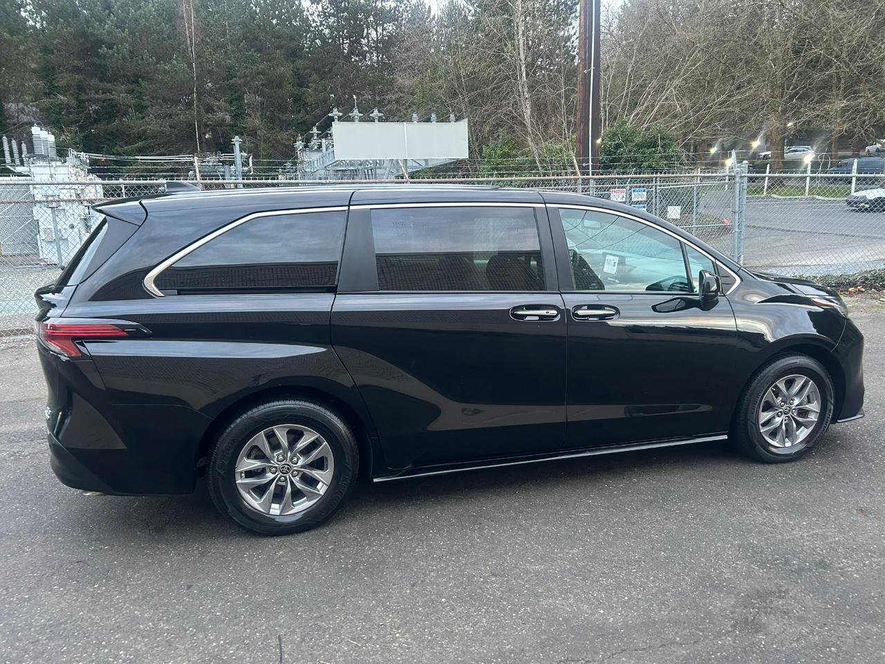 Toyota Sienna XLE 7-Passenger AWD 2022
