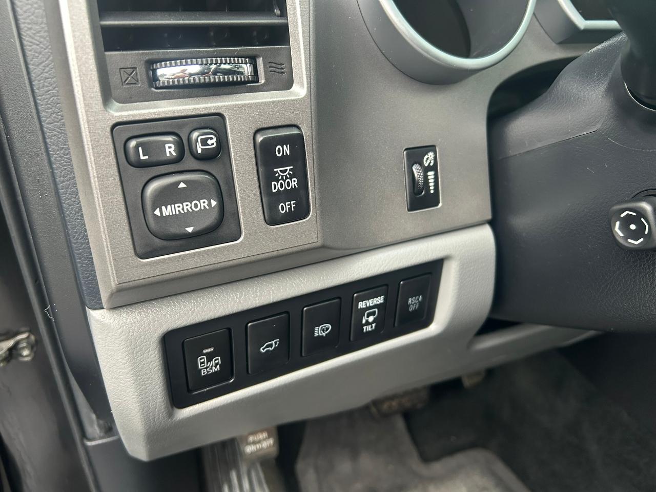 Toyota Sequoia Plantium 4WD FFV 2014