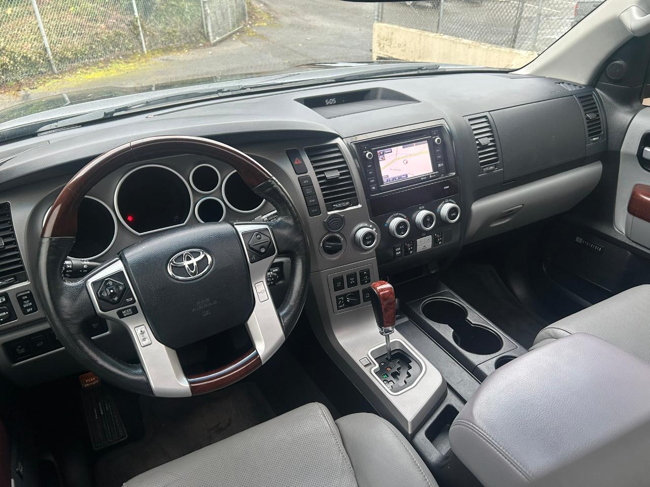 Toyota Sequoia Plantium 4WD FFV 2014