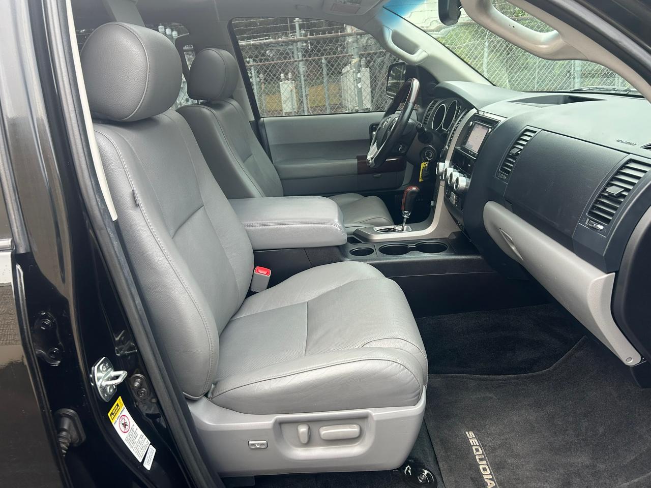 Toyota Sequoia Plantium 4WD FFV 2014