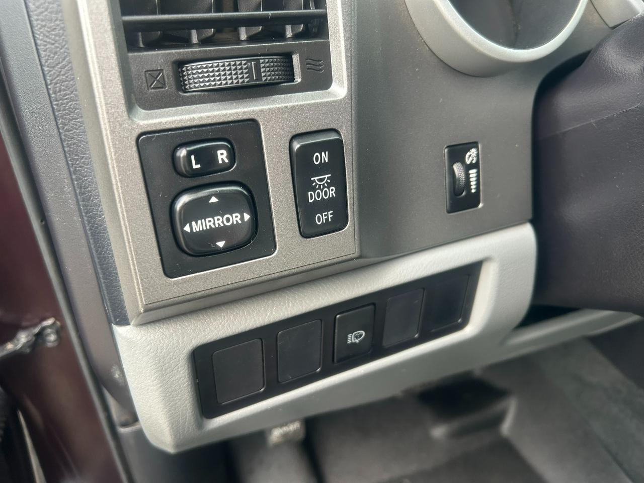 Toyota Sequoia SR5 5.7L 4WD FFV 2016