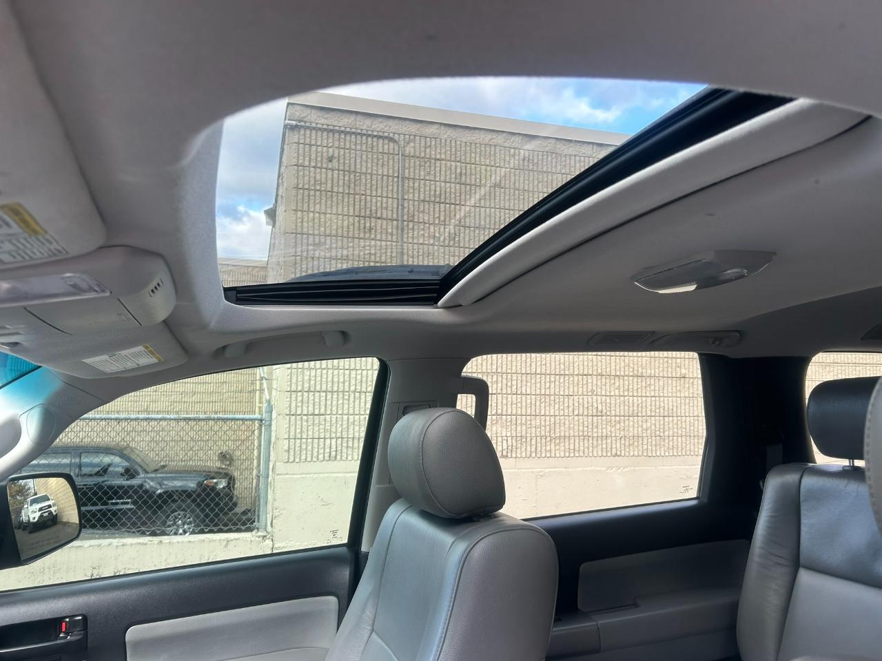 Toyota Sequoia SR5 5.7L 4WD FFV 2016