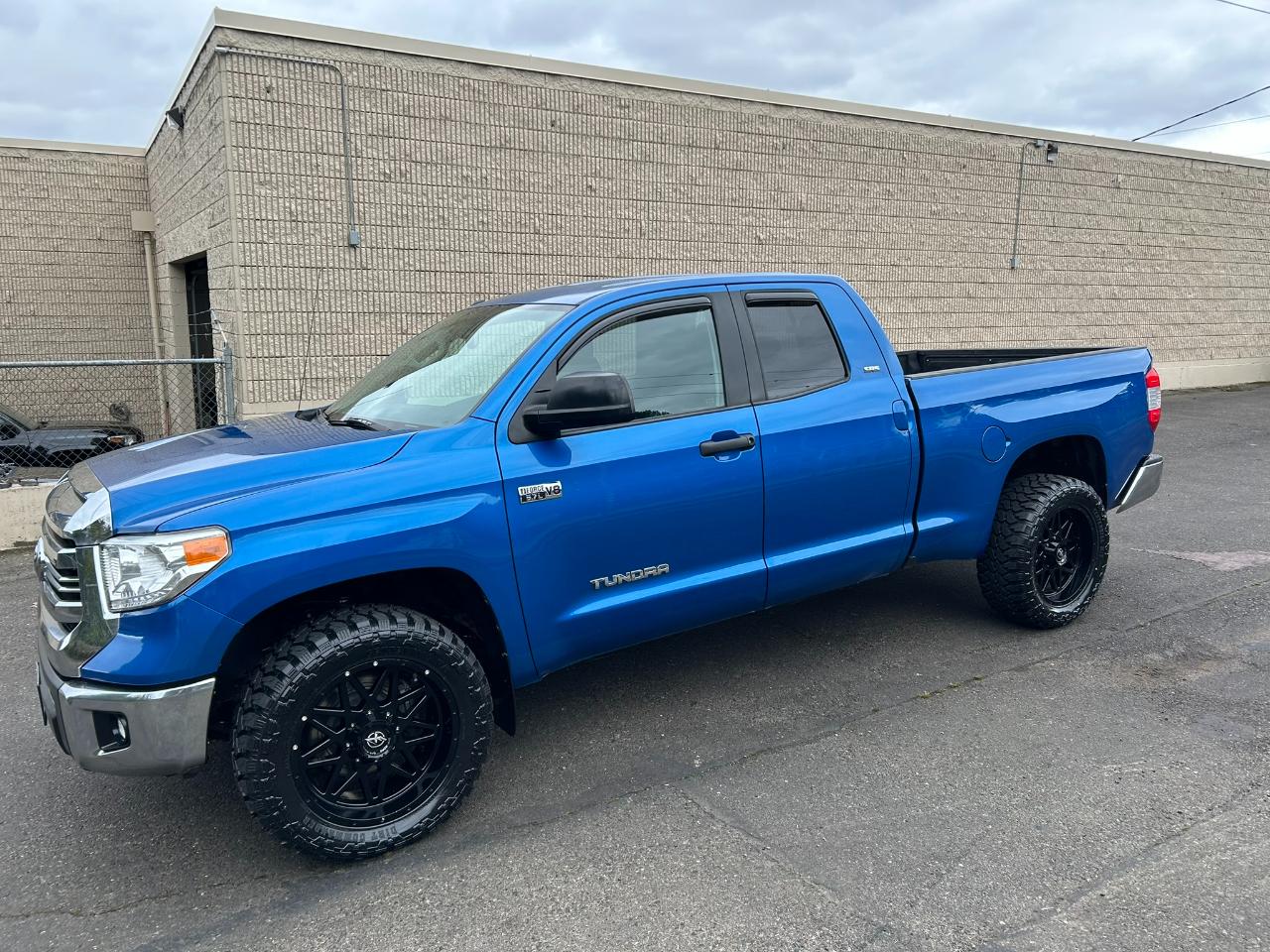 Toyota Tundra SR5 5.7L V8 Double Cab 4WD 2016