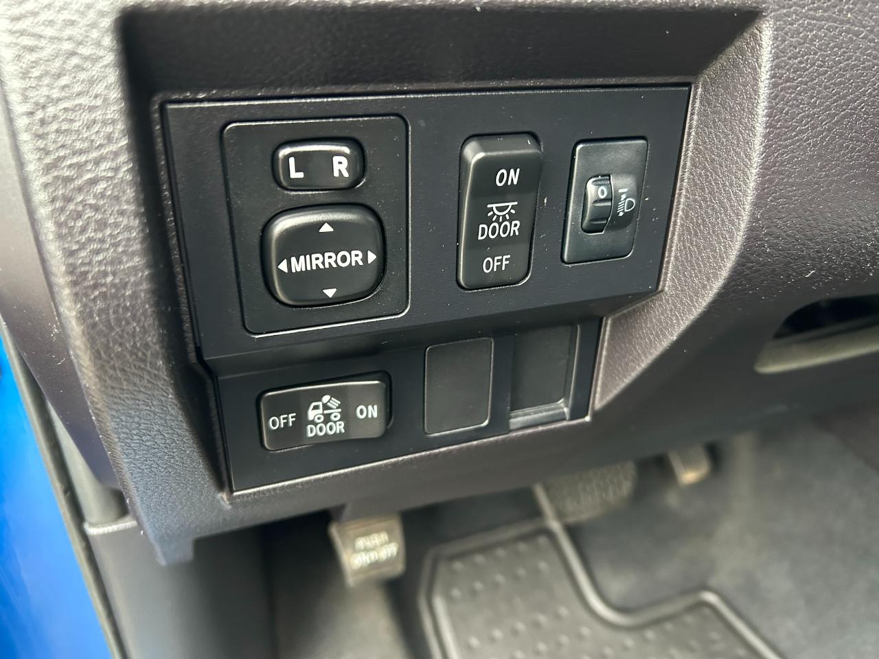 Toyota Tundra SR5 5.7L V8 Double Cab 4WD 2016