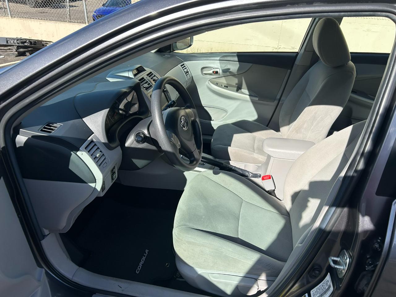 Toyota Corolla LE 4-Speed AT 2013