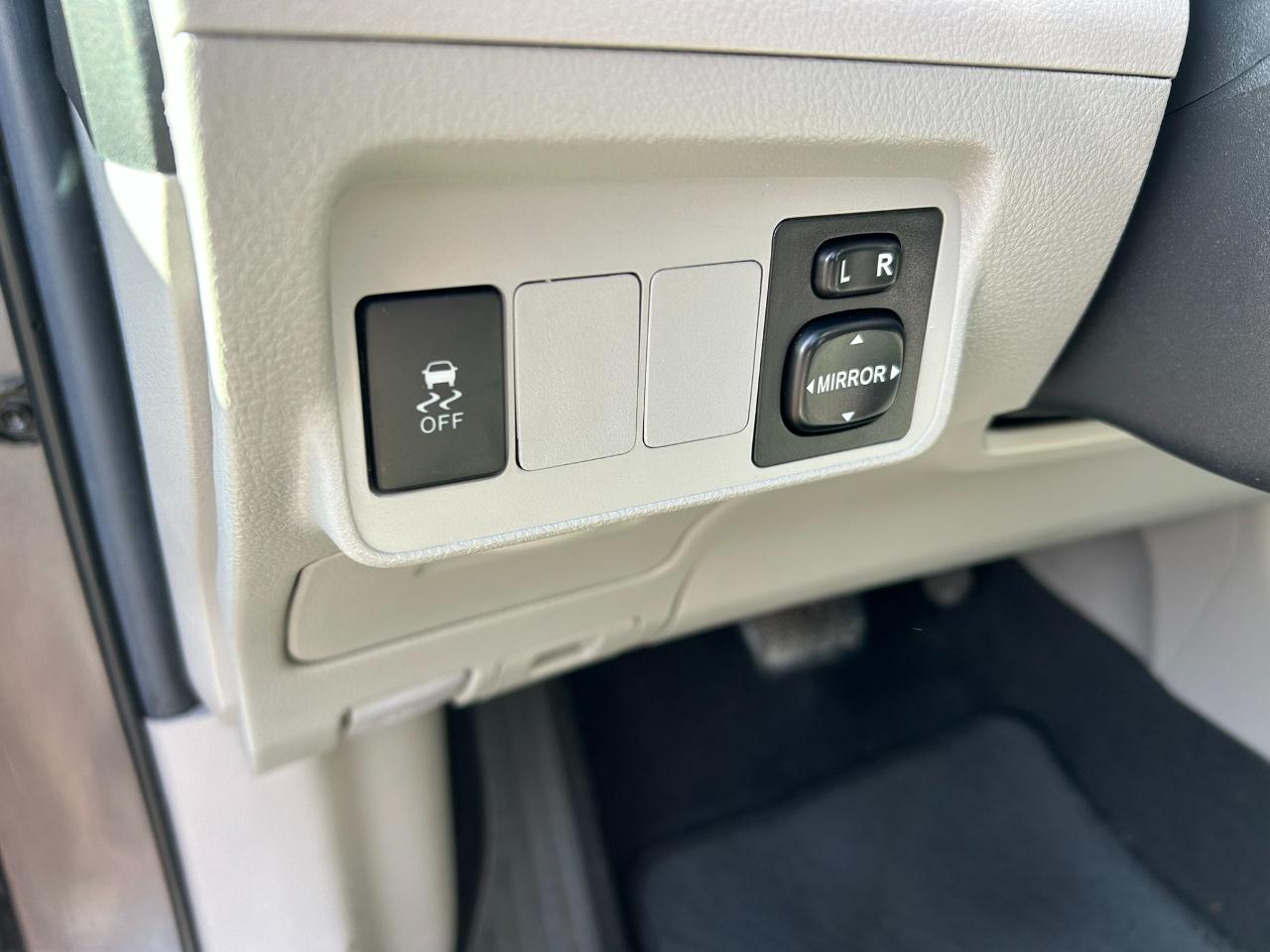 Toyota Corolla LE 4-Speed AT 2013